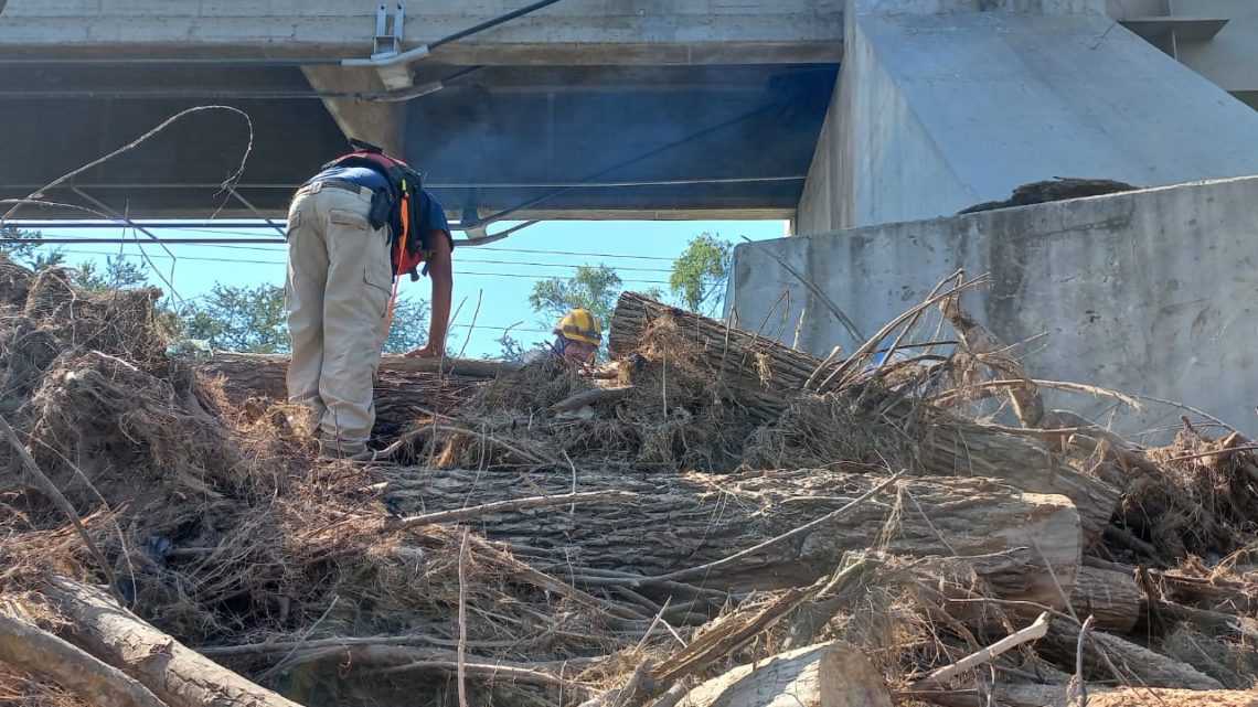 Gobierno del Estado realiza labores de remoción y limpieza en Río Ameca
