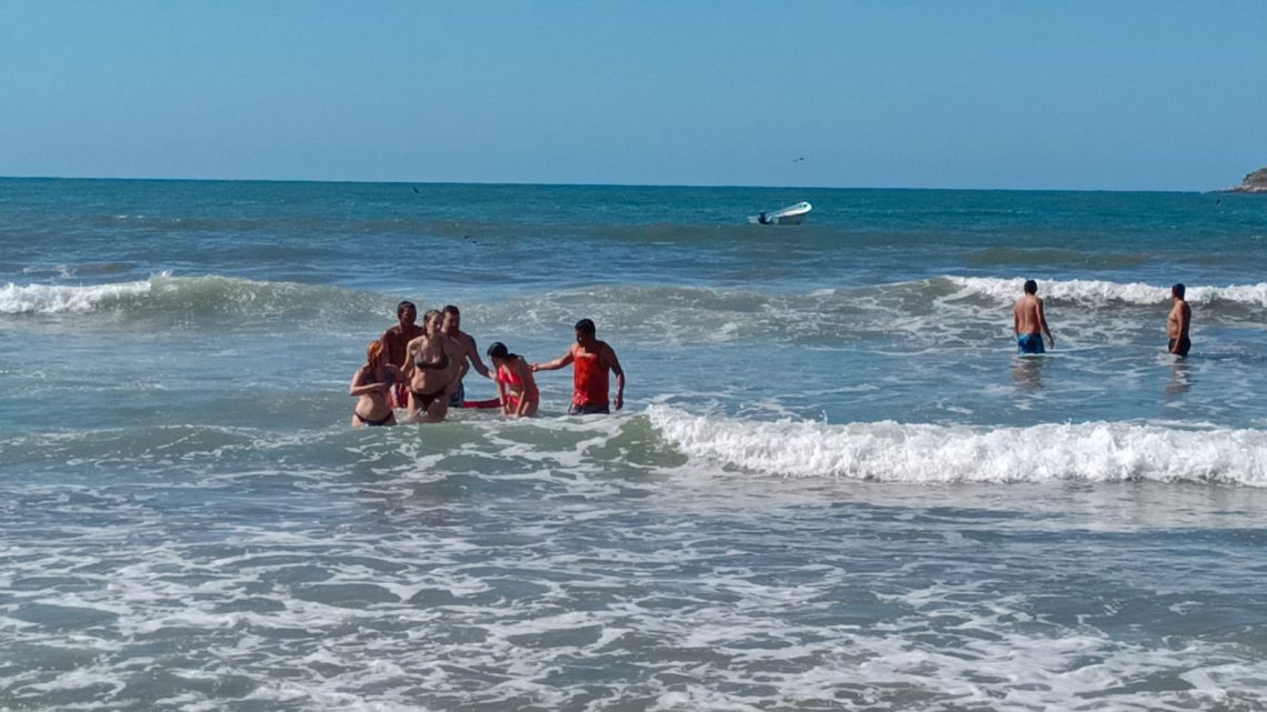 Guardavidas del Estado salvaguarda la vida de cuatro personas en playa de Guayabitos