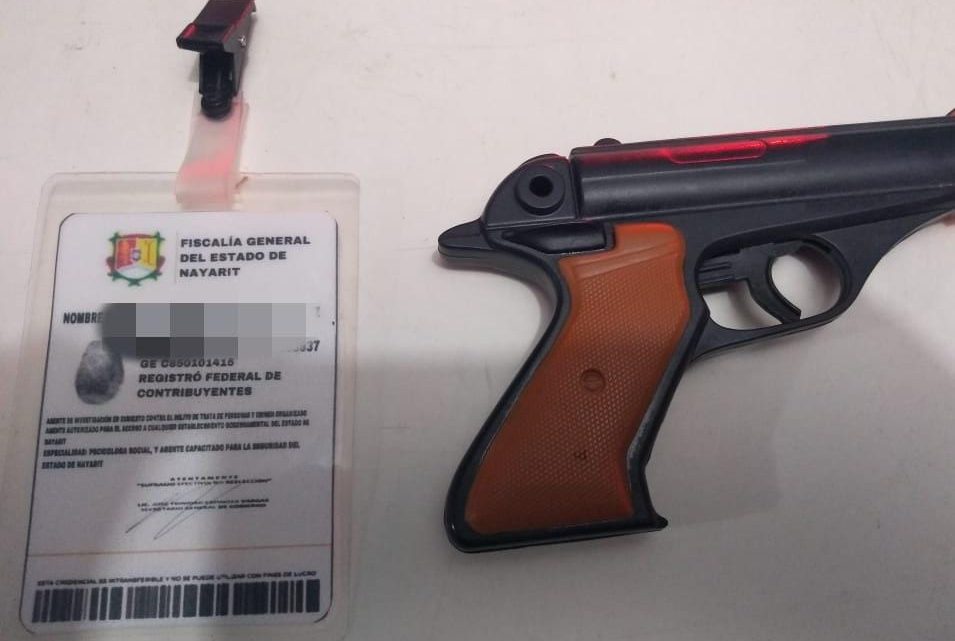 Aseguran a mujer con arma e identificaciones policiales apócrifas en La Feria Nacional de Nayarit 2022