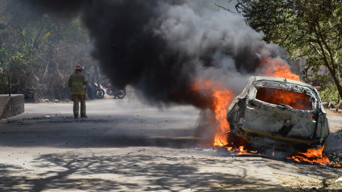 Bomberos de Nayarit atienden incendio de vehículo en el poblado de Camichín de Jauja