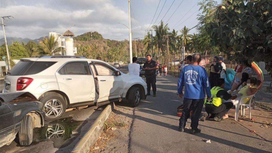 Bomberos de Nayarit atienden choque múltiple en el bulevar Matanchén, del municipio de San Blas
