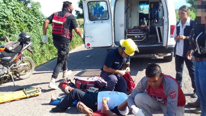 Atienden Bomberos de Nayarit hecho de tránsito con personas lesionadas en la carretera Milpas Viejas – Acaponeta